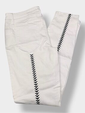 bebe NWOT White Skinny Jeans with Black Chevron Stitch Size 29